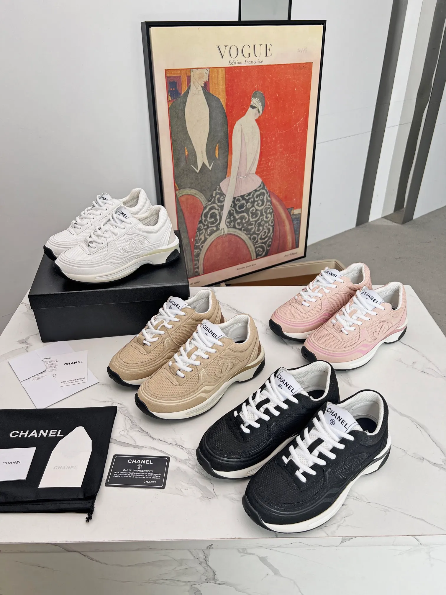 👟👟Ex-factory price 640👟👟 chanel Chanel 2024 early spring vacation series latest casual sports shoes silver white, gold white, silver gray, black and red! Incomparably beautiful and easy to wear, very light, the lining is also super soft, super comfortable, the upper is breathable, the color is high-end and durable, versatile. Upper: cowhide and cloth stitching. Inner: breathable mesh. Original foam combination outsole. Size: 35-40.